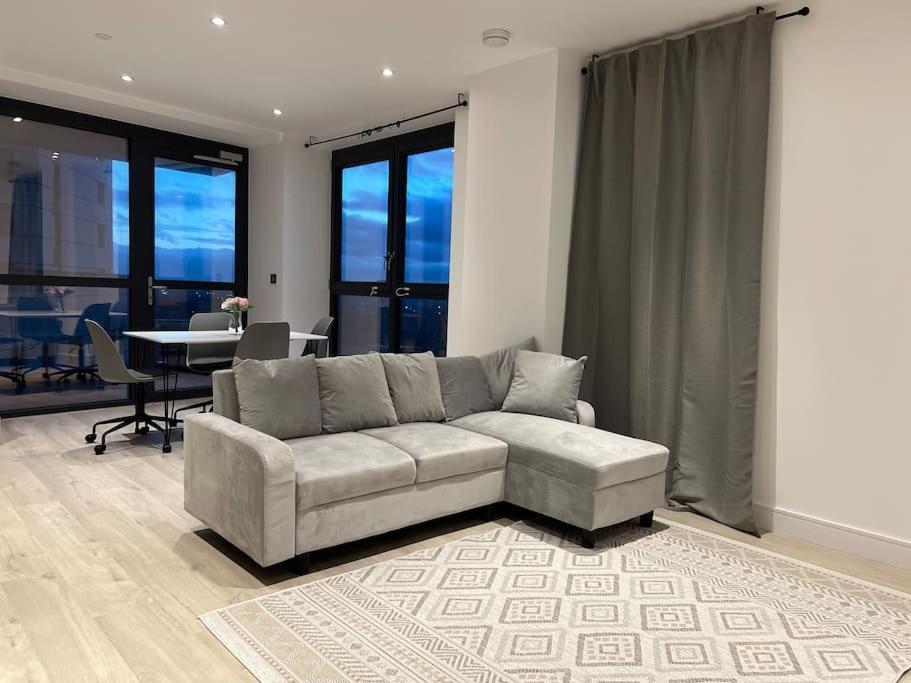 2 Bed Penthouse Style Apartment 런던 외부 사진